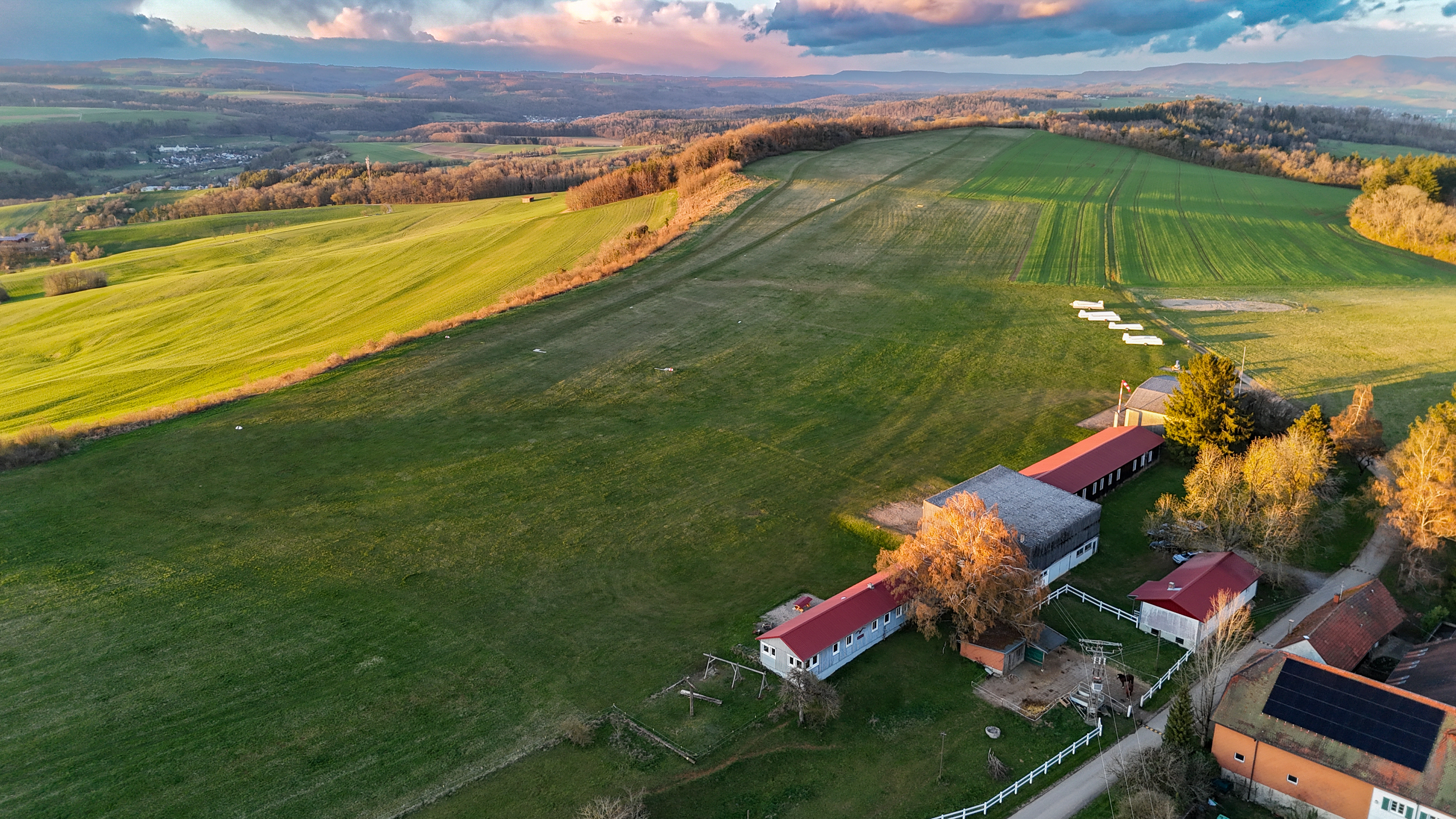 Segelflugzeuge und Team am Platz Bohlhof